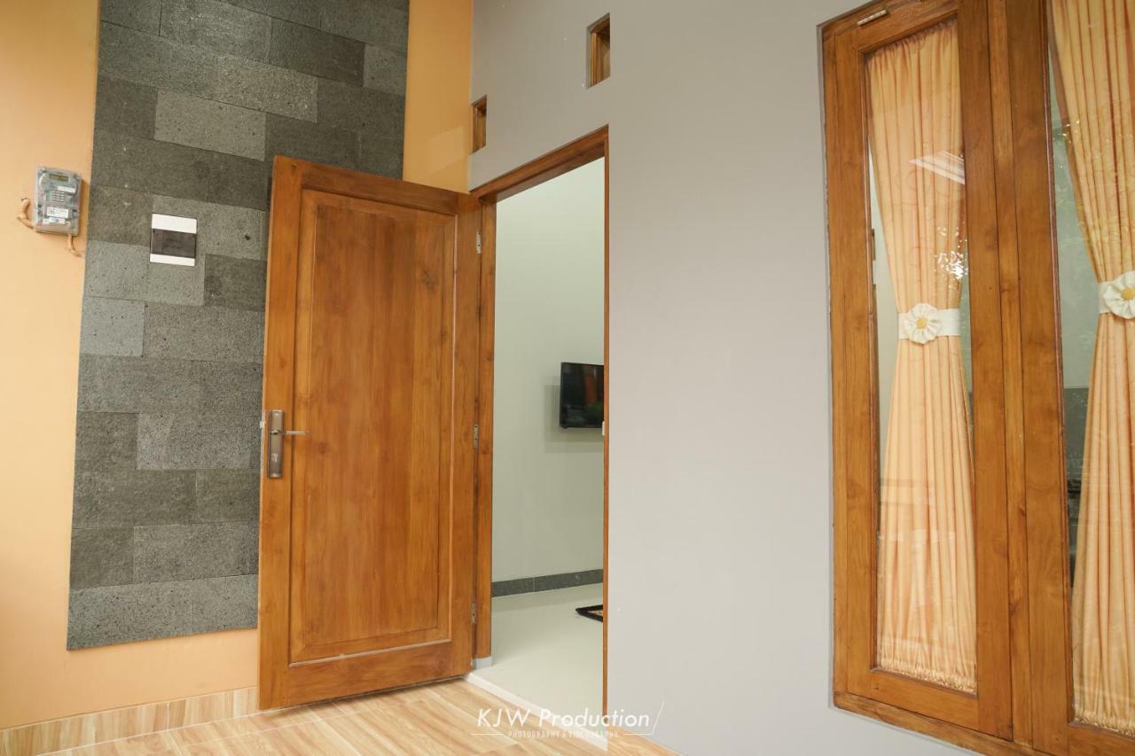 M Stay Guest House Jogja ジョグジャカルタ エクステリア 写真