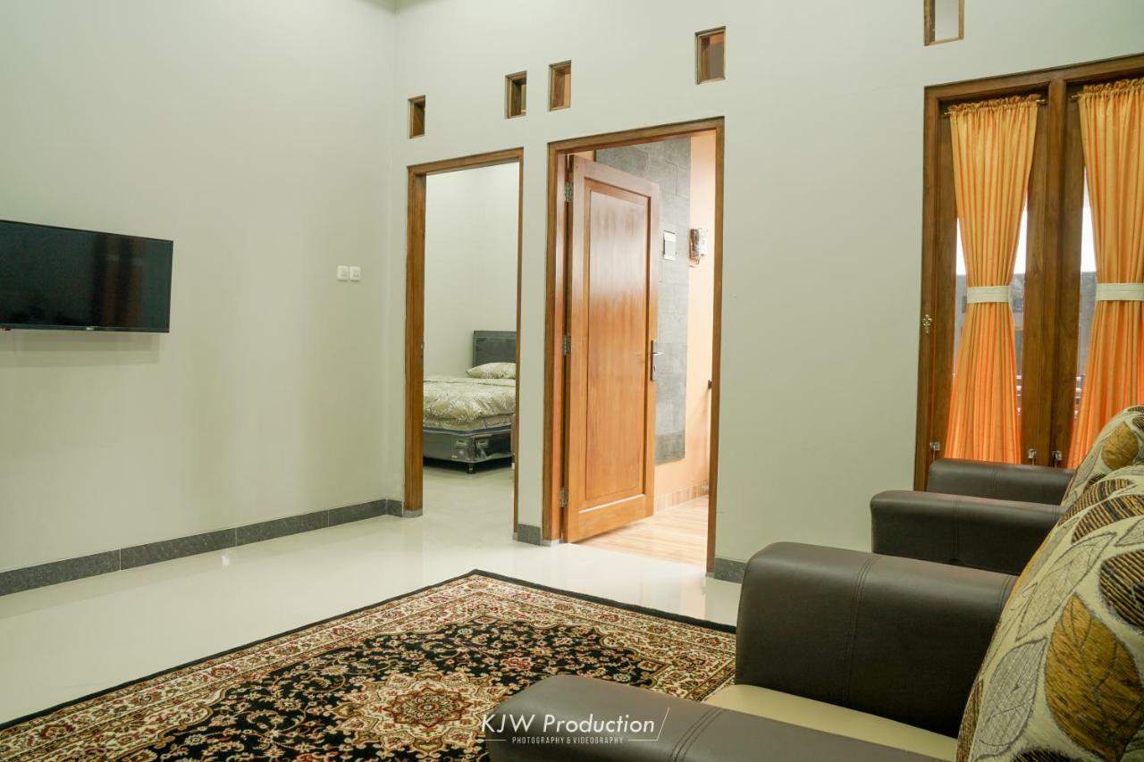 M Stay Guest House Jogja ジョグジャカルタ エクステリア 写真