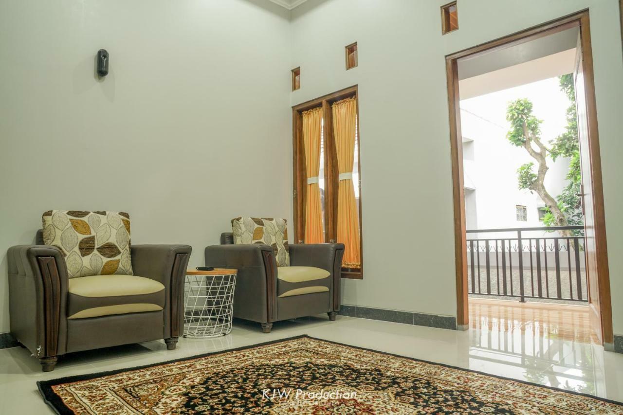 M Stay Guest House Jogja ジョグジャカルタ エクステリア 写真