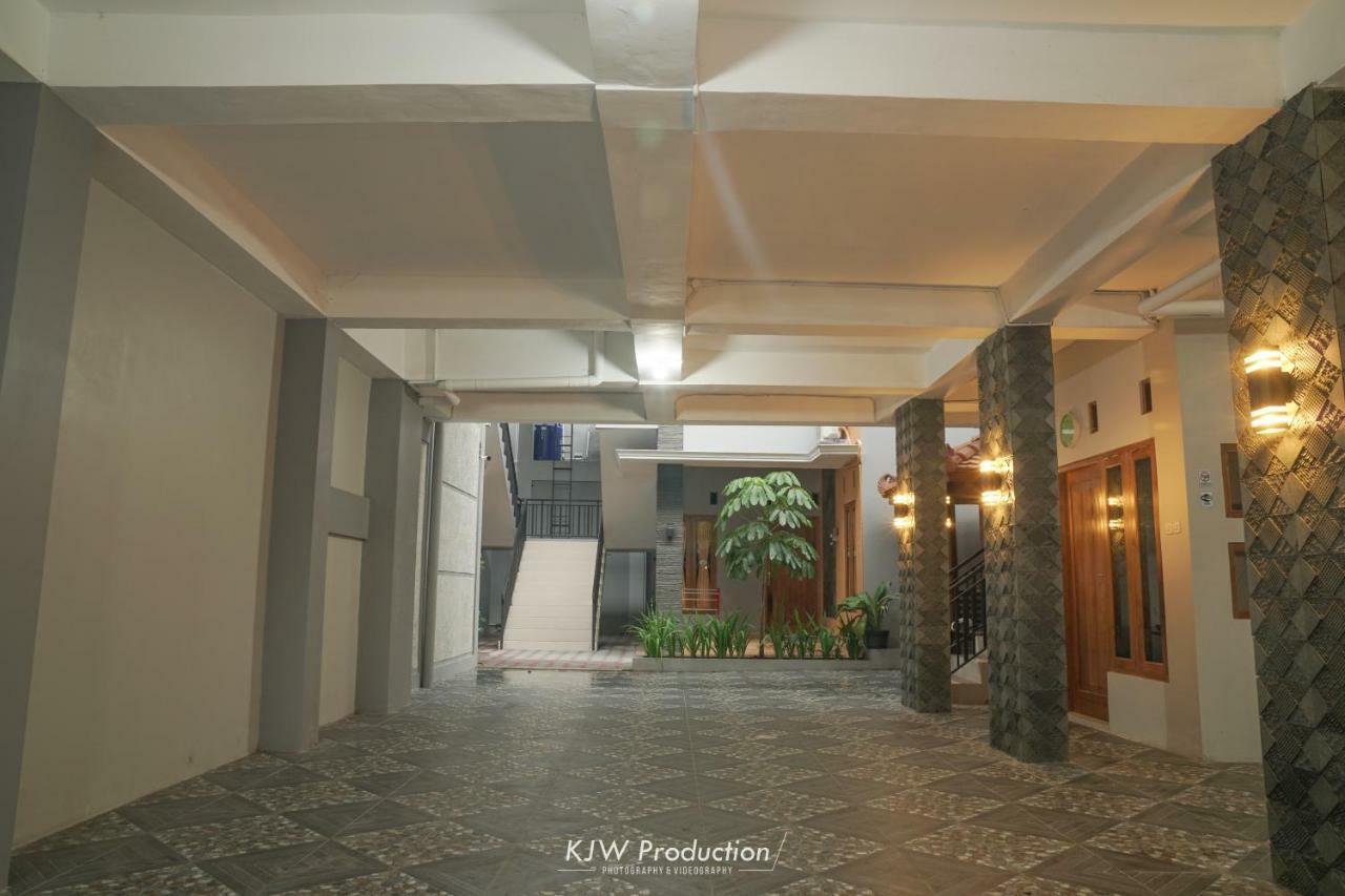 M Stay Guest House Jogja ジョグジャカルタ エクステリア 写真