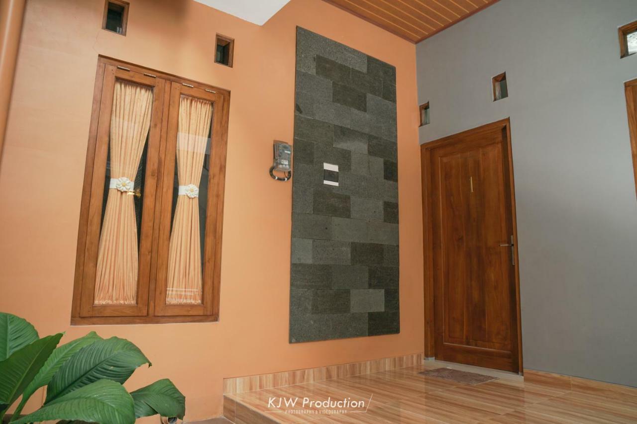 M Stay Guest House Jogja ジョグジャカルタ エクステリア 写真