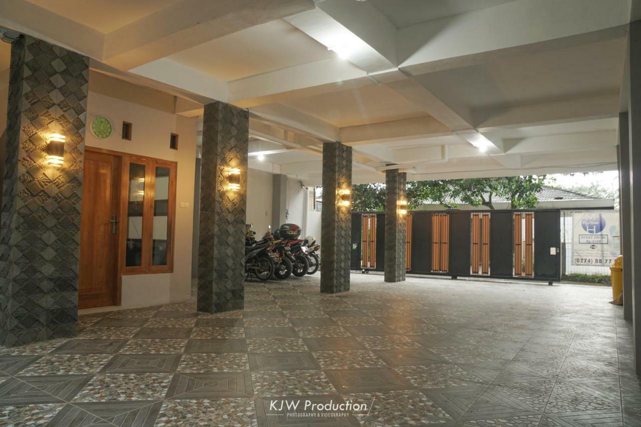 M Stay Guest House Jogja ジョグジャカルタ エクステリア 写真