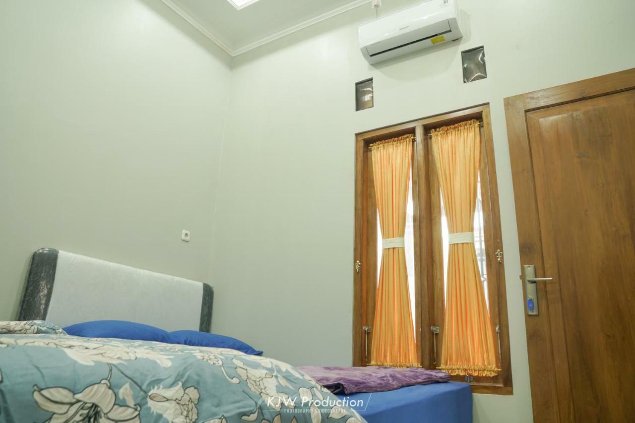 M Stay Guest House Jogja ジョグジャカルタ エクステリア 写真